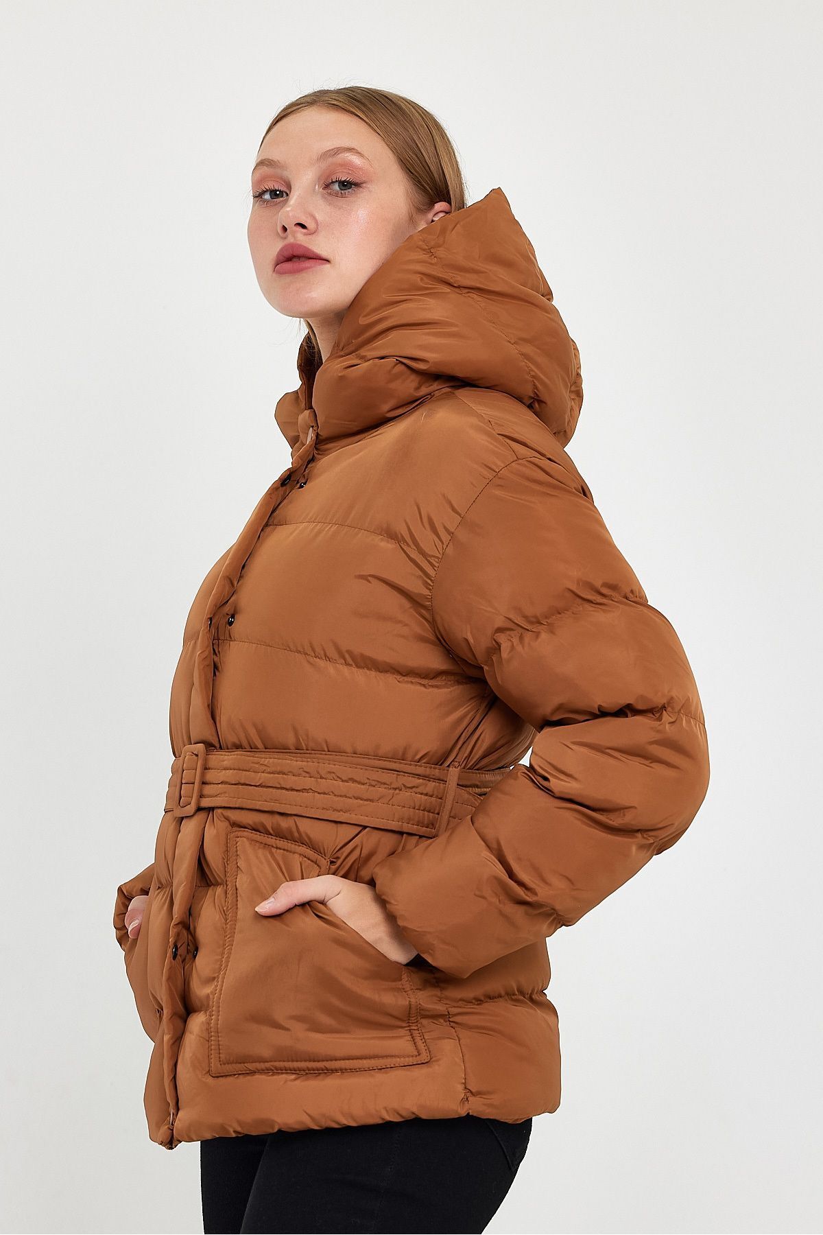 Kadın Taba Kapüşonlu Kemerli Şişme Mont Kaban